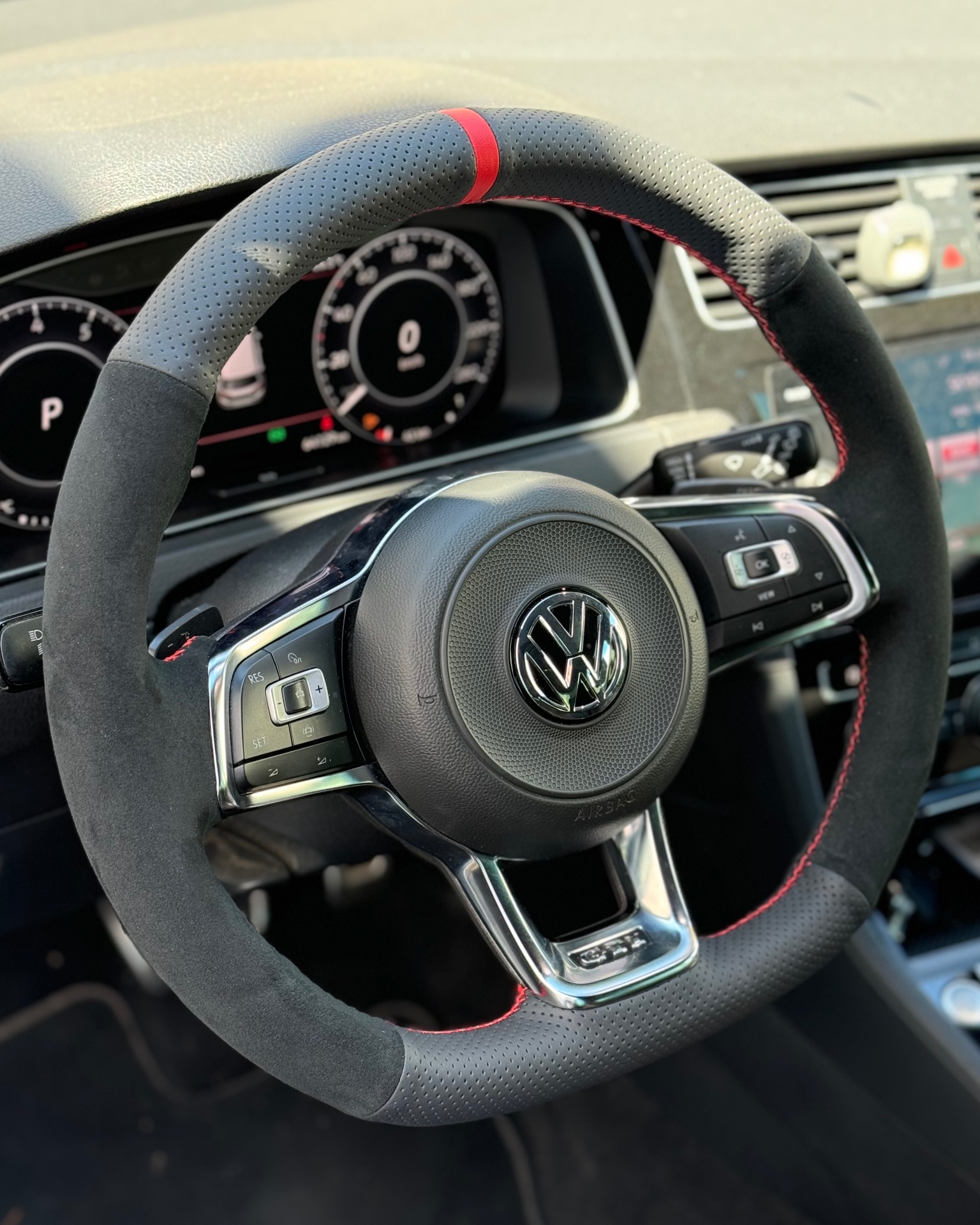 Volant Volkswagen Golf GTI cuir perforé et alcantara