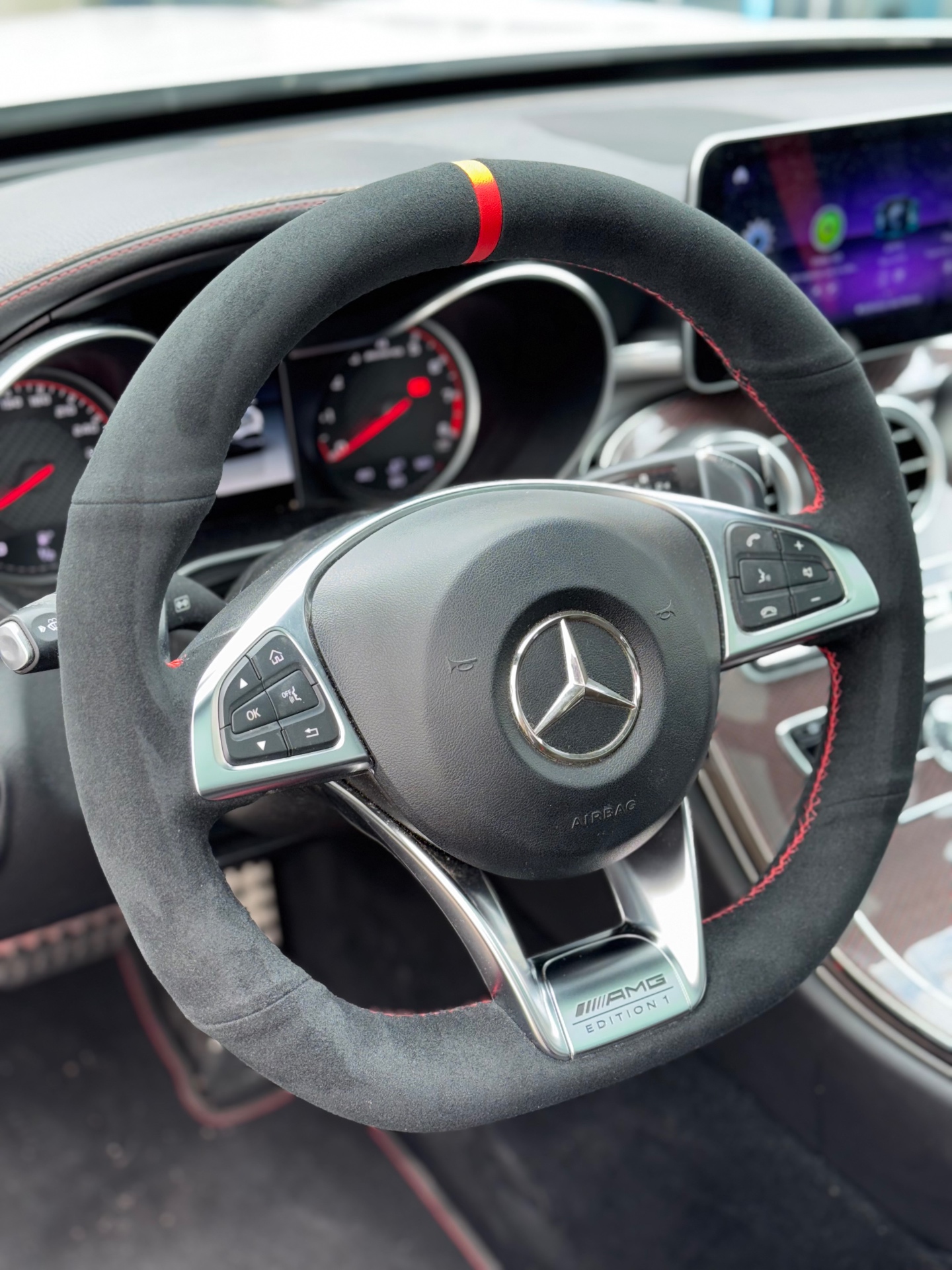 Volant Mercedes AMG alcantara repère tricolore