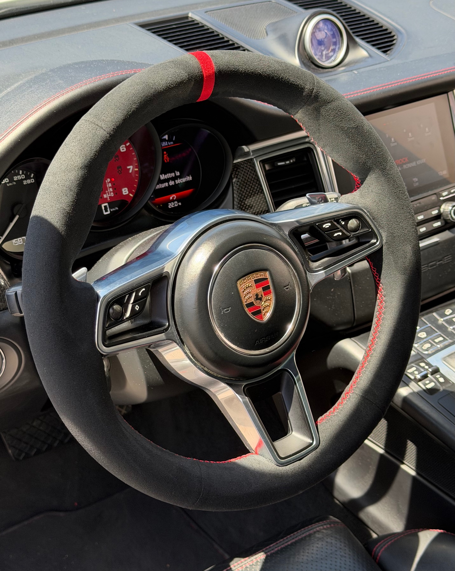 Volant Porsche alcantara repère rouge coutures rouges