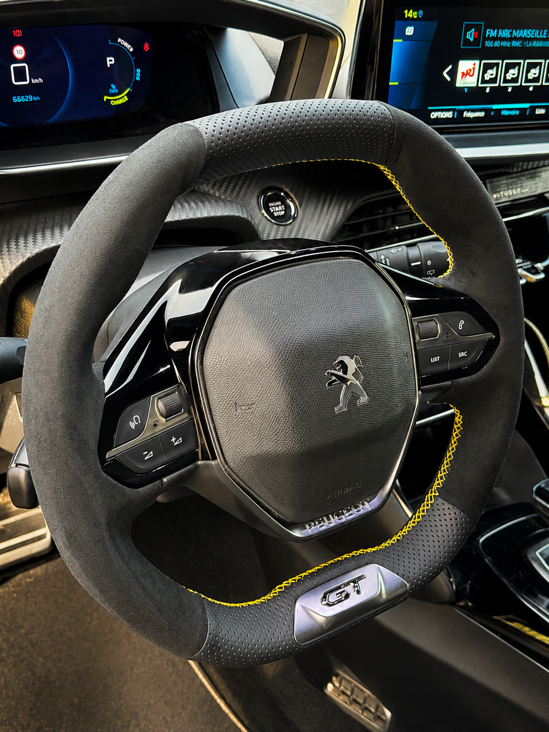Volant Peugeot GT alcantara et cuir perforé coutures jaunes