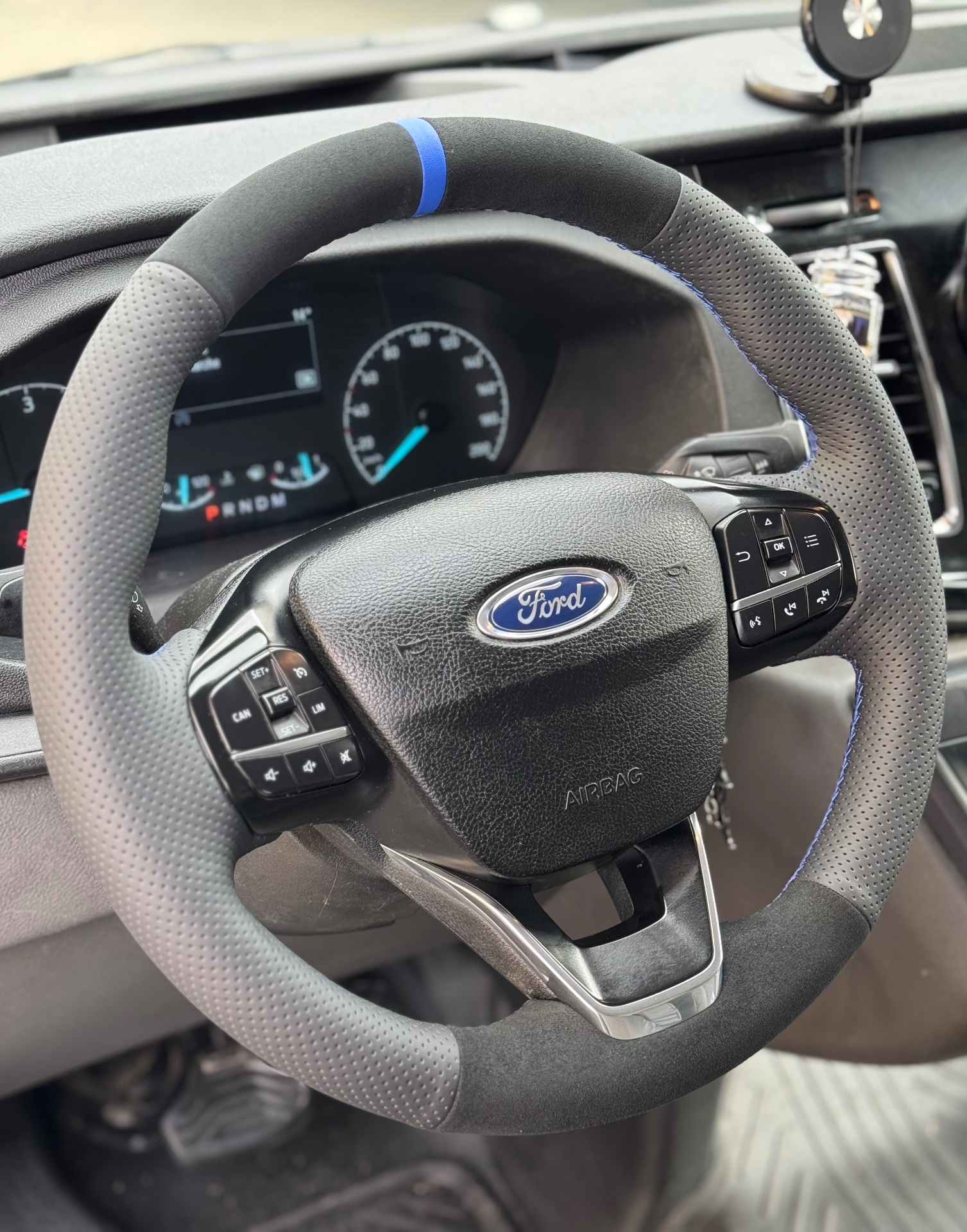 Volant Ford alcantara et cuir perforé repère bleu