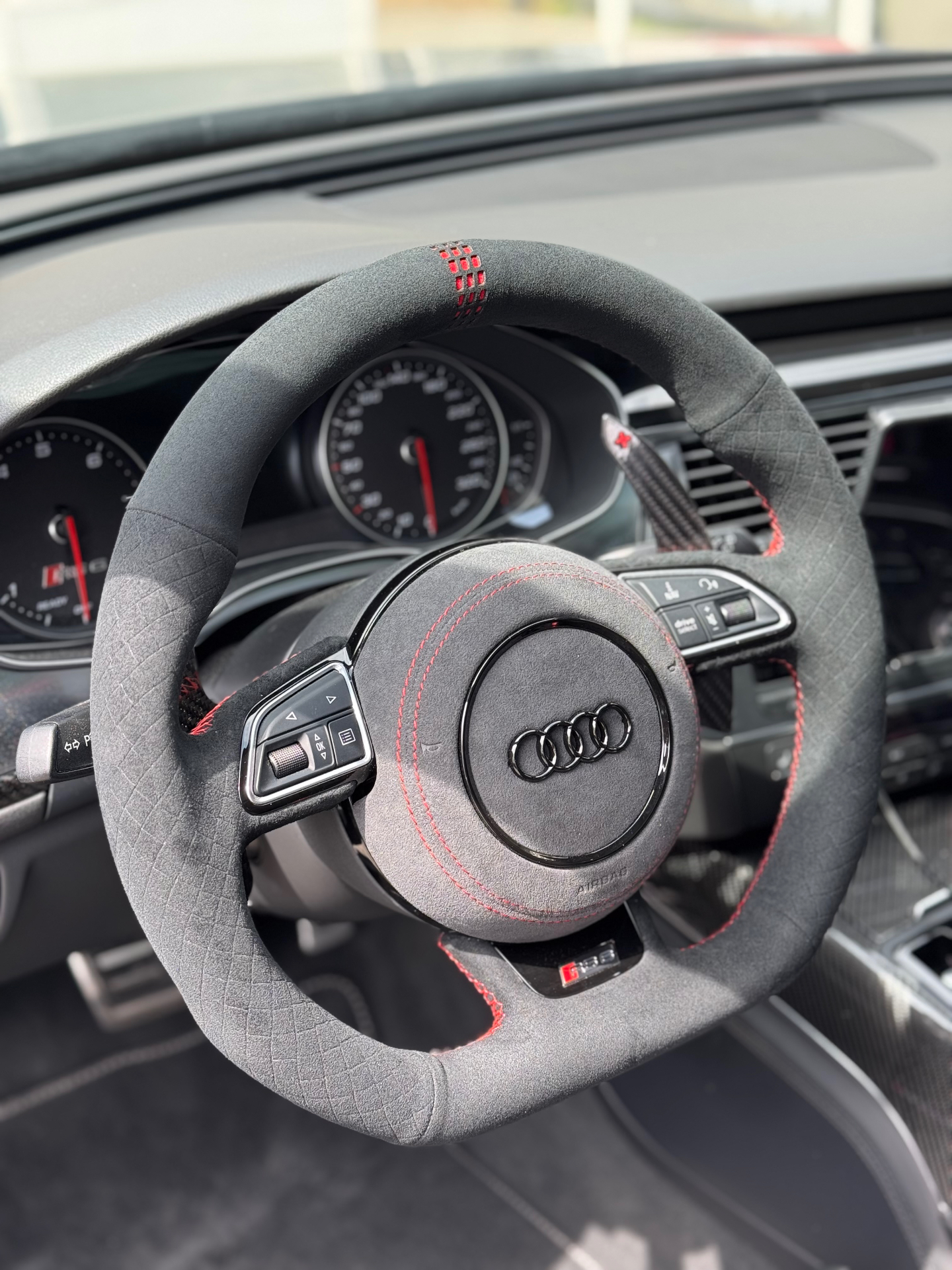Volant Audi RS alcantara coutures rouges